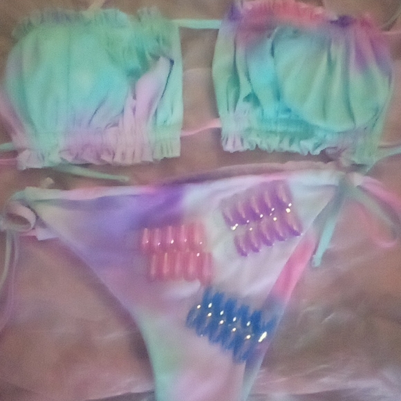 Beach tye dye rainbow 🌈🌈 fun matching nails duo - Picture 3 of 3